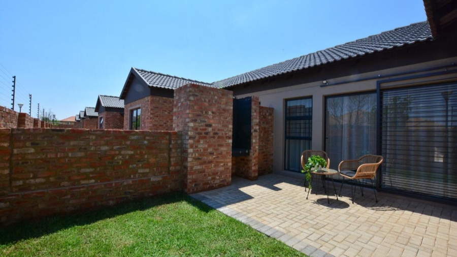 To Let 2 Bedroom Property for Rent in Van Der Hoff Park North West